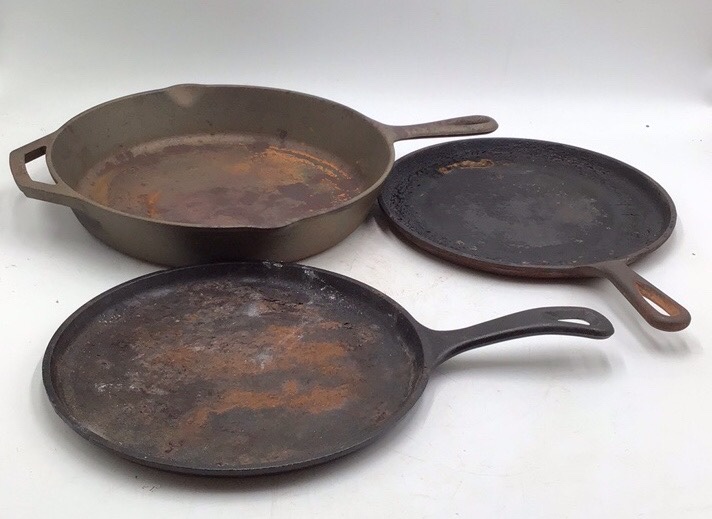 lot 211 image: Vintage Lodge Cast Iron Pans  USA Made