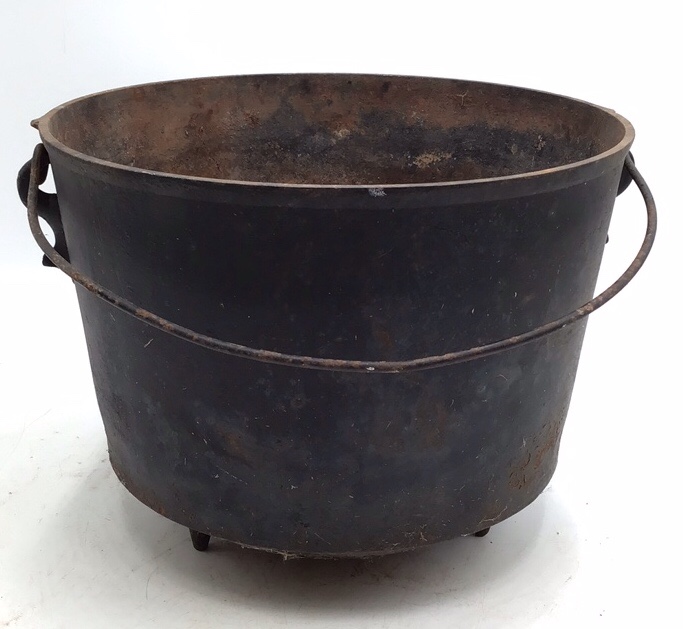 lot 214 image: Vintage Cast Iron Cauldron Pot with Bail Handle