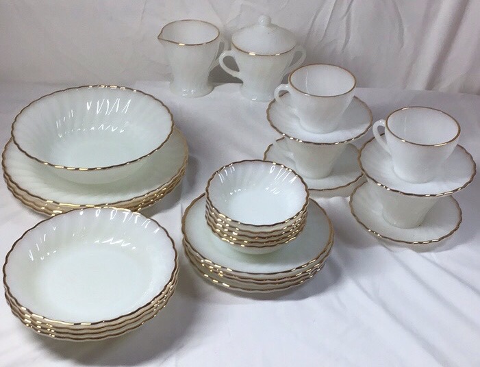 lot 216 image: Vintage Anchor Hocking Fire-King Milk Glass Dinnerware Set
