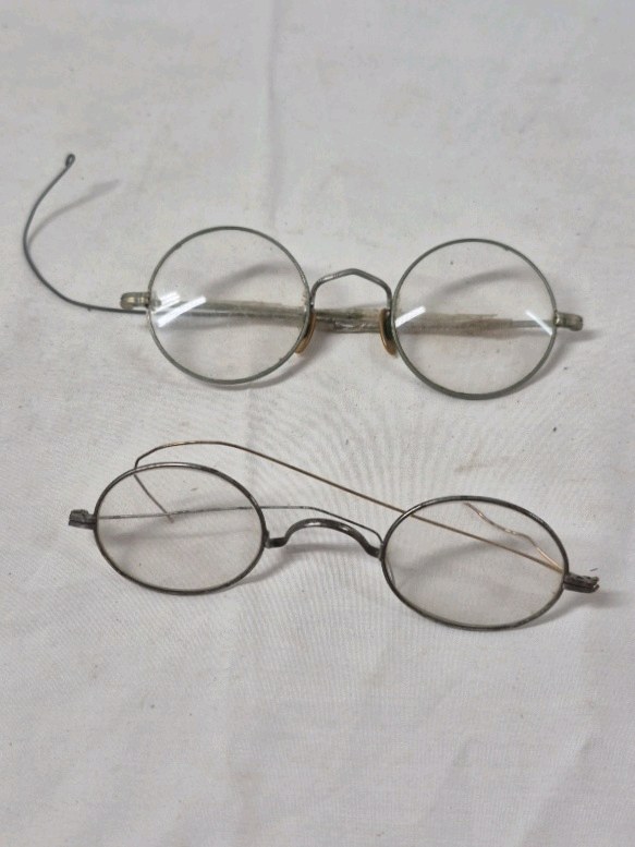 lot 238 image: Vintage Round Wire Rim Eyeglasses