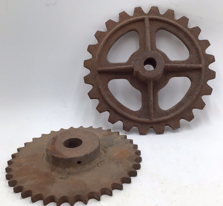 lot 253 image: Vintage Cast Iron Sprockets