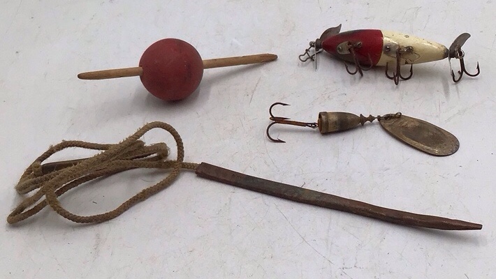 lot 254 image: Vintage Fishing Lures and Bobber Lot