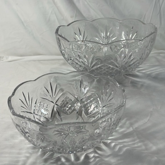 lot 259 image: Vintage Scalloped Cut Glass Bowls