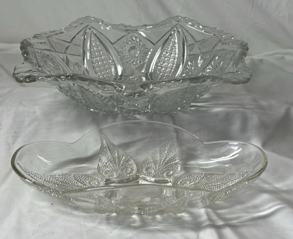 lot 269 image: Vintage Clear Glass Serving Bowls  Pressed Patterns