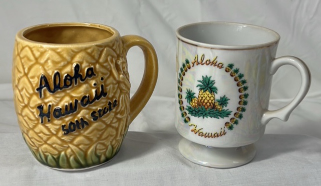 lot 274 image: Vintage Hawaii Themed Mugs