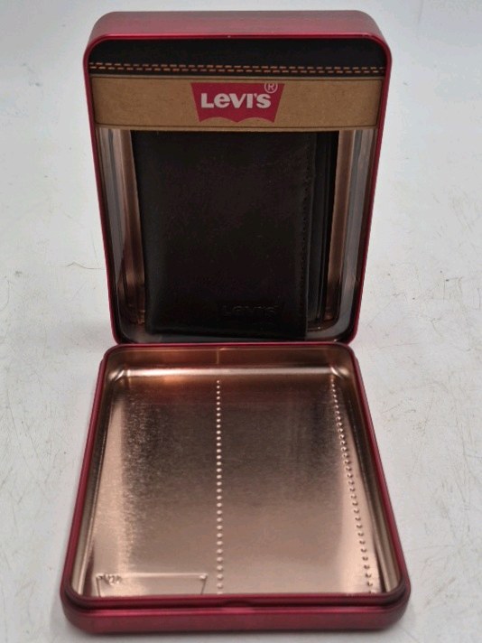 lot 319 image: Levis Wallet in Tin Case