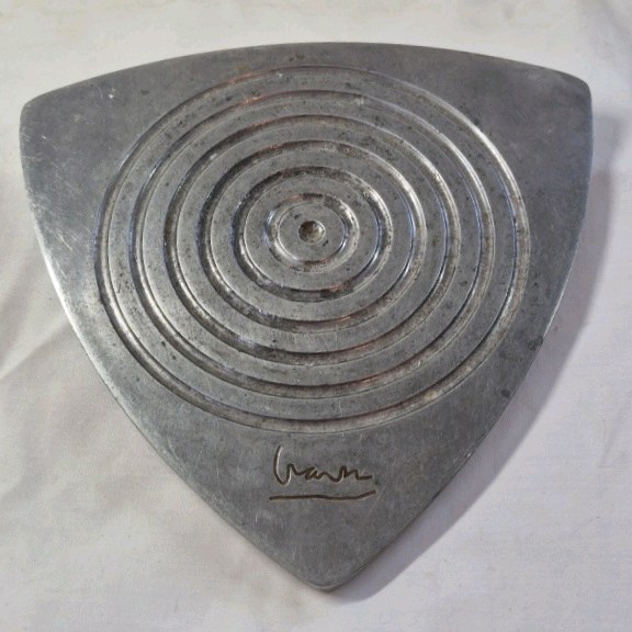 lot 43 image: Vintage Triangular Metal Trivet  Concentric Circles Signed Vera Made in Taiwan