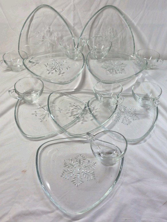 lot 47 image: Vintage Glass Snowflake Triangular Plates with Attached Cups