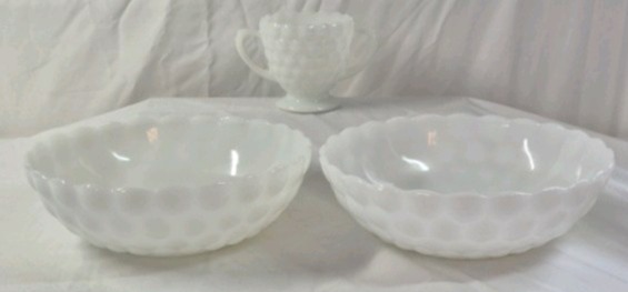 lot 71 image: Vintage Hobnail Opalescent Glass Bowls  Ruffled Rim Design