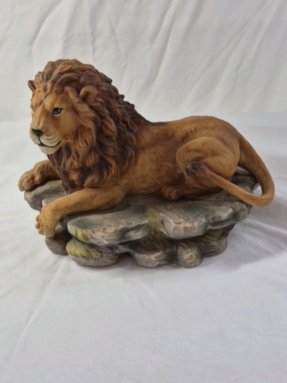 lot 80 image: 2000 Home Interiors Lions Pride Porcelain Figurine