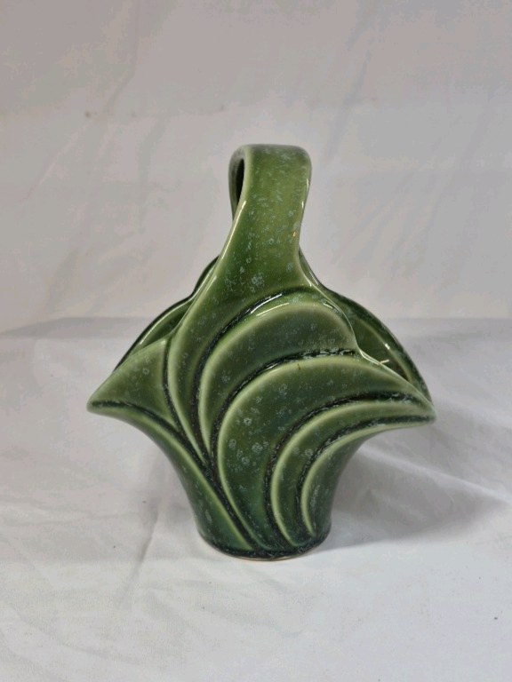lot 81 image: Vintage Imperial Pottery Basket