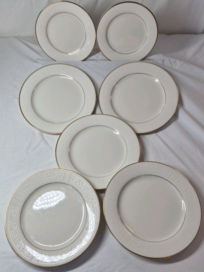 lot 97 image: Vintage Noritake Tulane Ivory China Dinner Plates