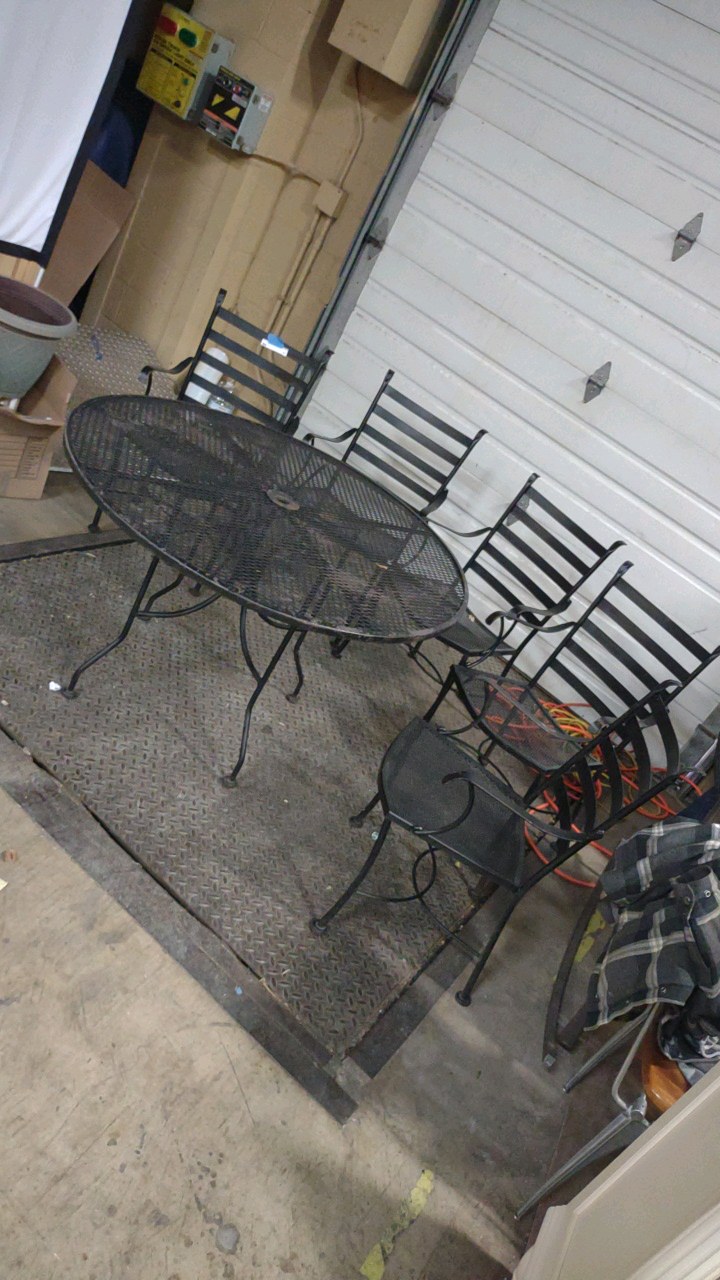 lot 11 image: Metal Patio Set