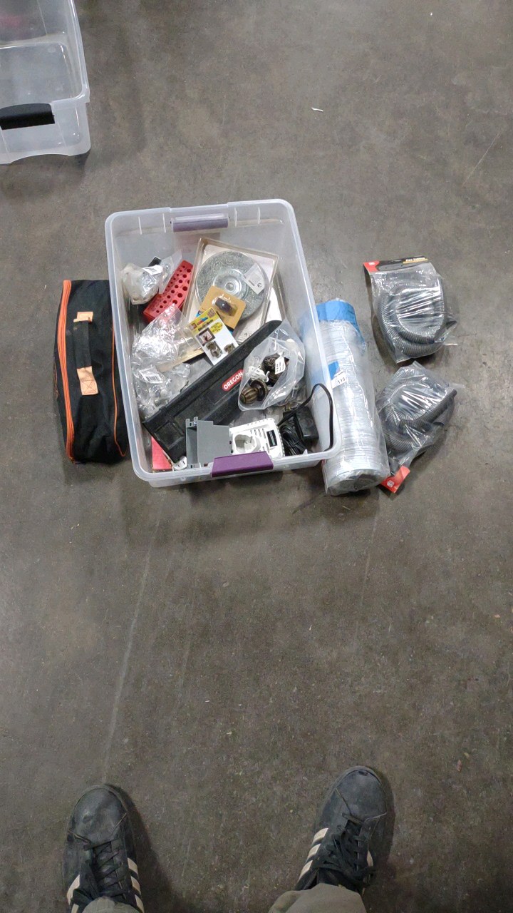 lot 115 image: assorted items