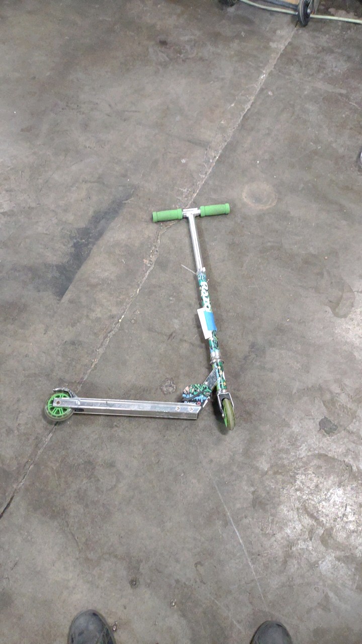 lot 126 image: razor scooter