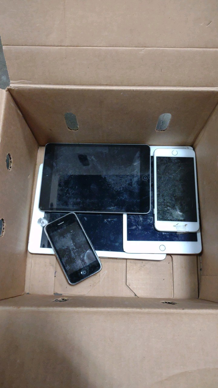 lot 138 image: broken I pads