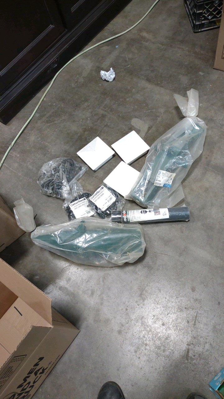 lot 141 image: fence items