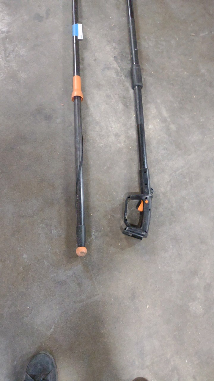 lot 153 image: extendable tree cutters