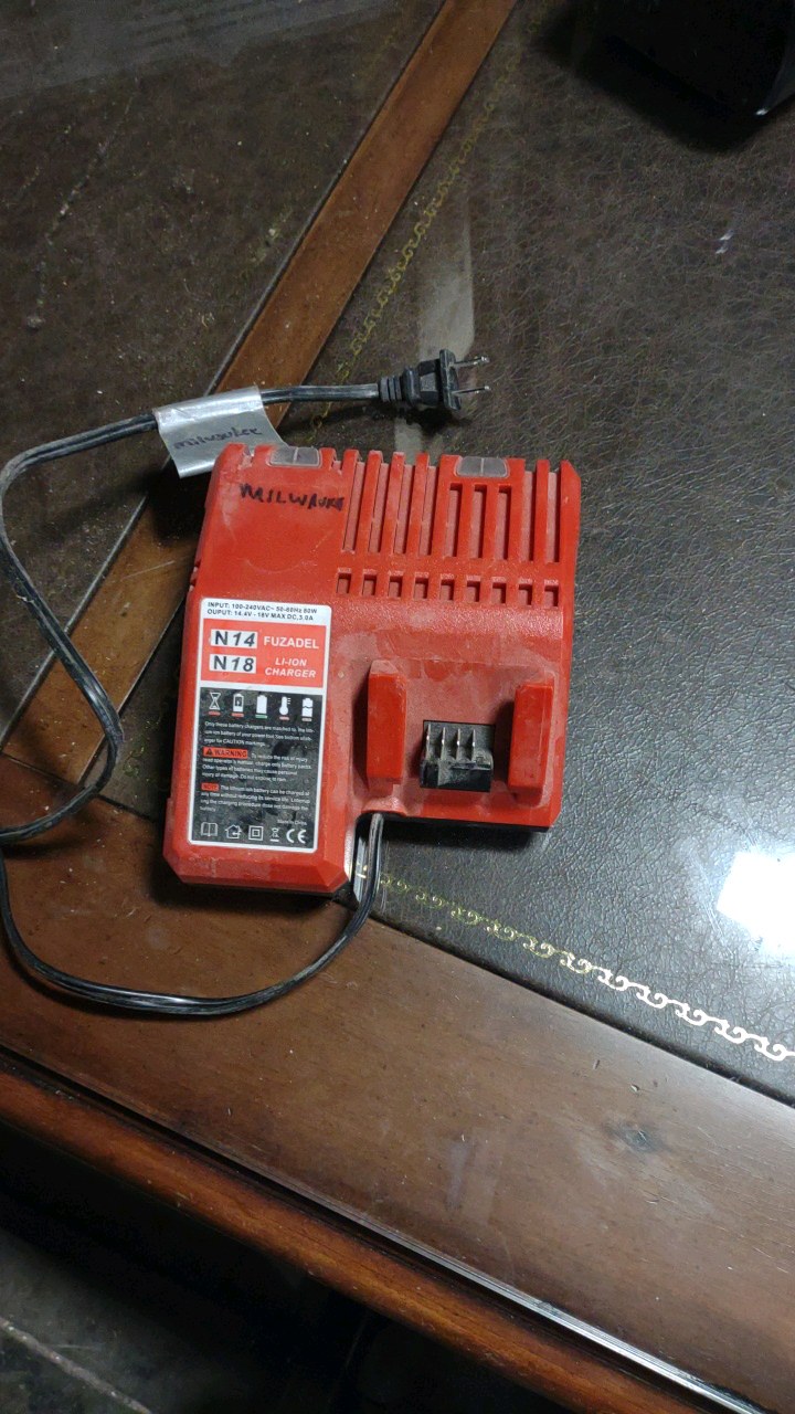 lot 164 image: Milwaukee charger