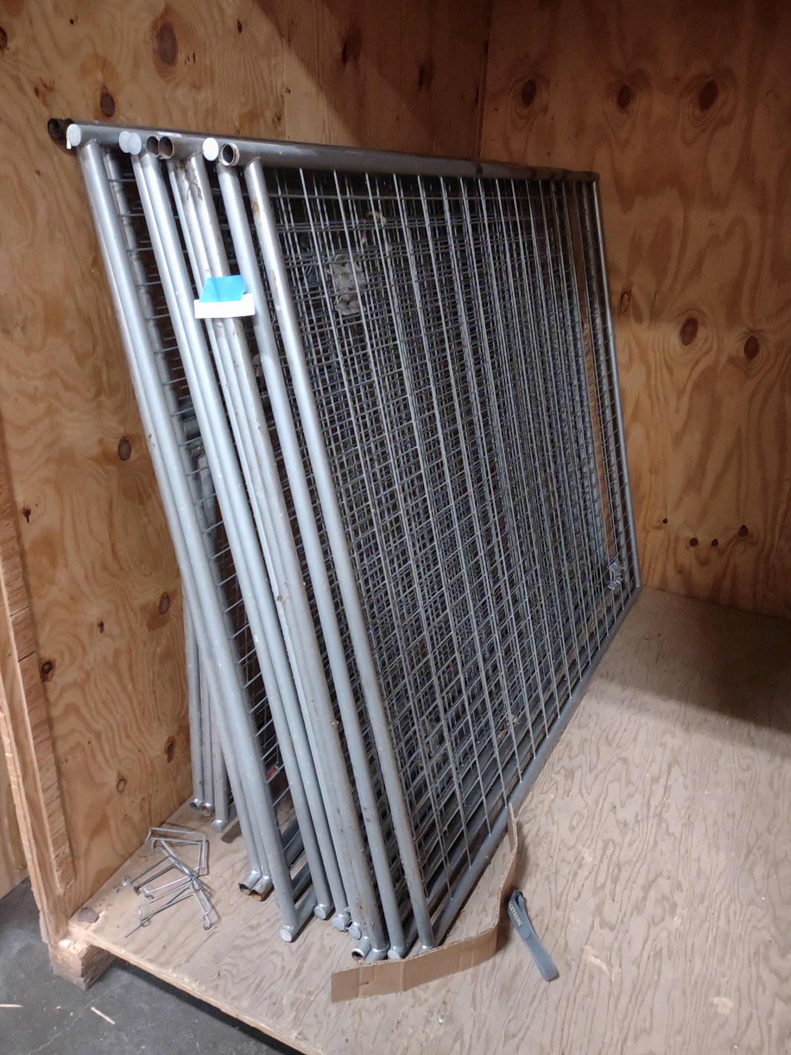 lot 17 image: Fence Panels