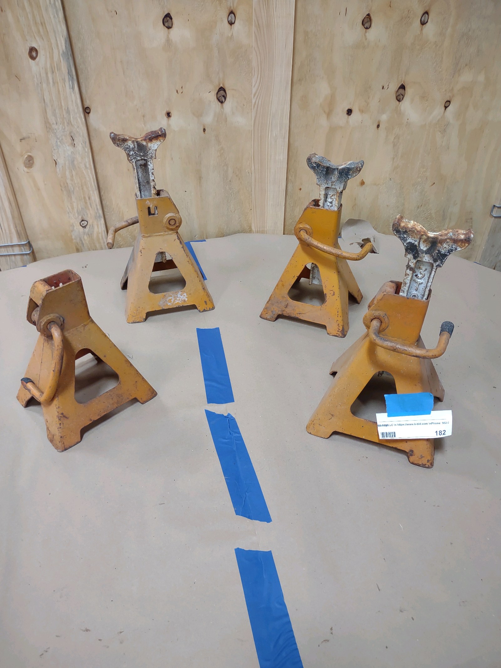 lot 182 image: 4 Jack Stands