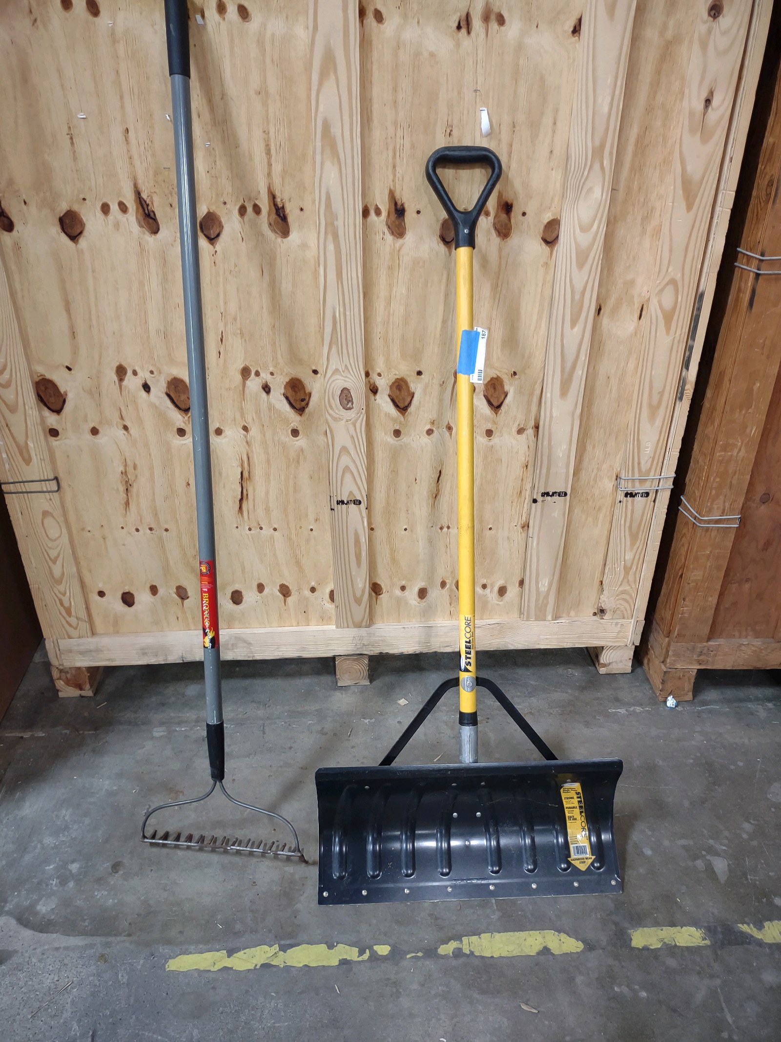 lot 187 image: Yard Tools