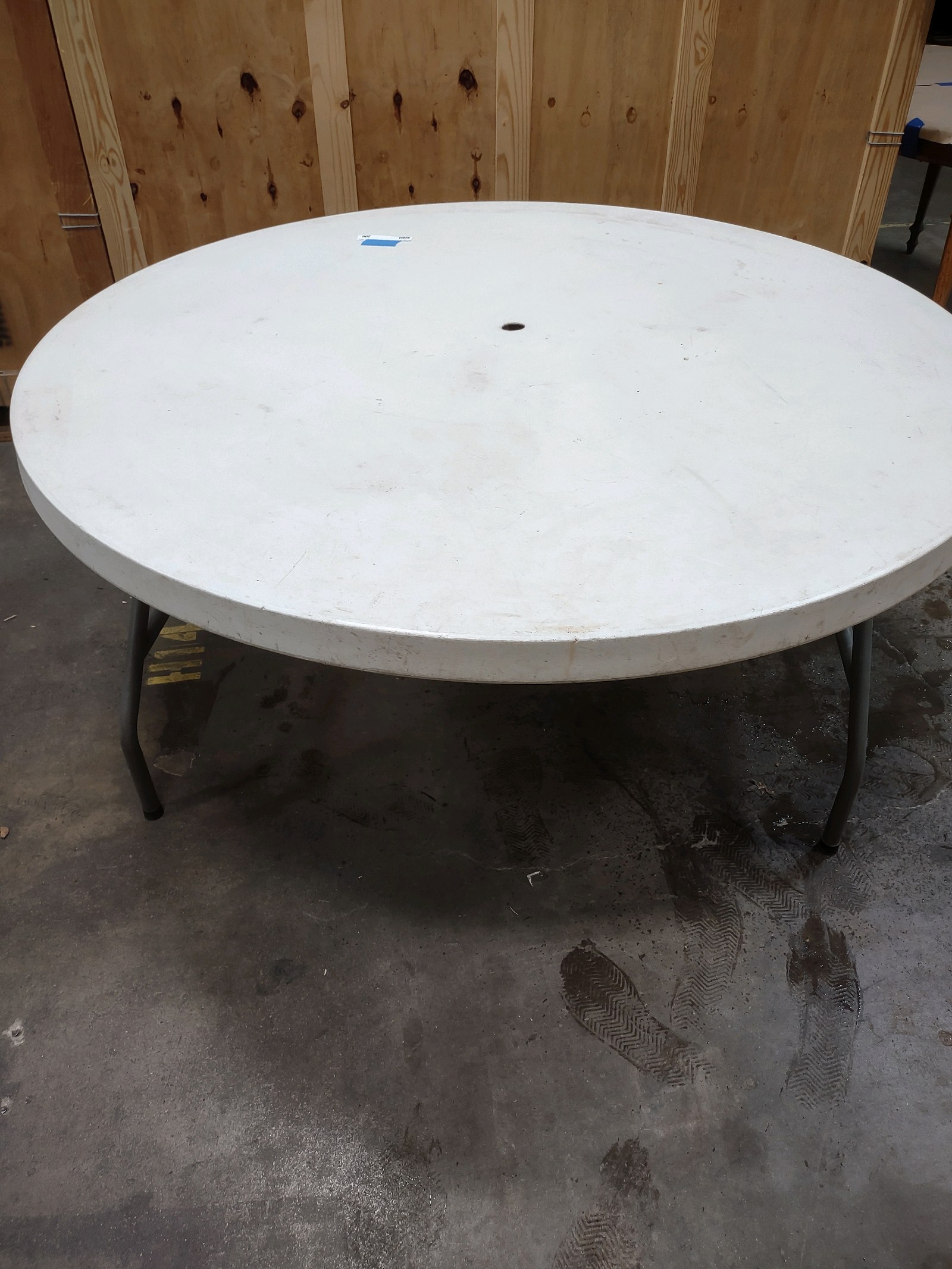 lot 207 image: Round Folding Table