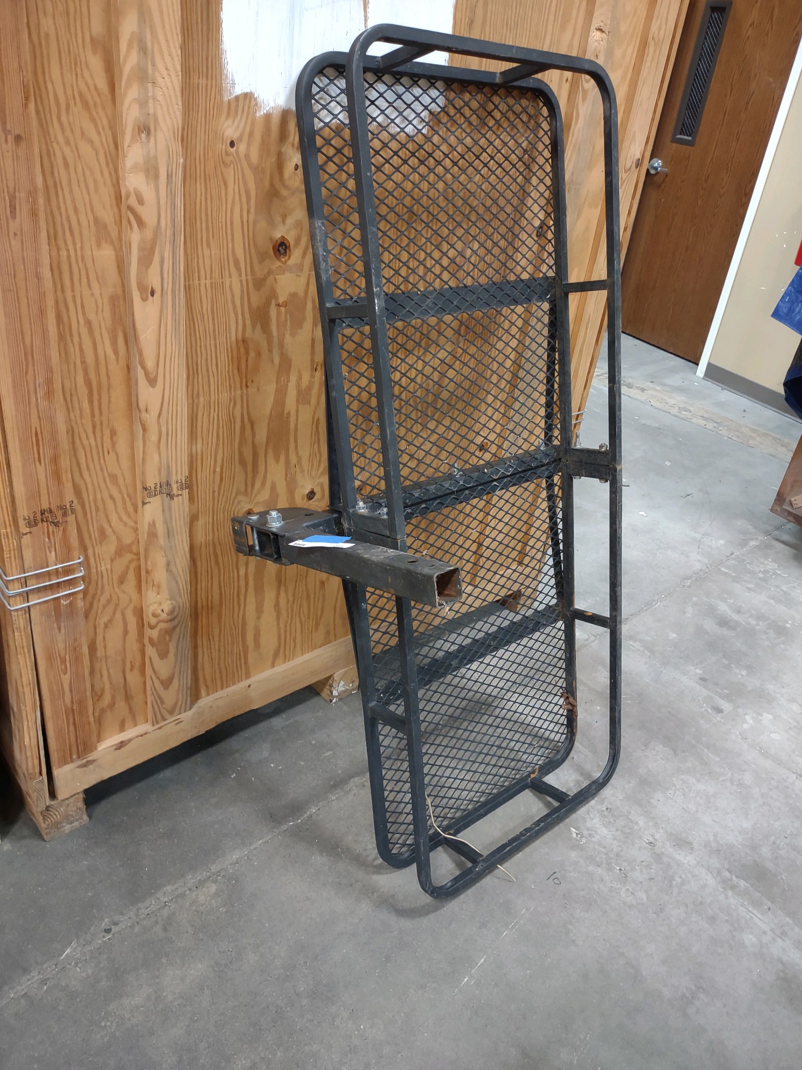 lot 218 image: Hitch Basket