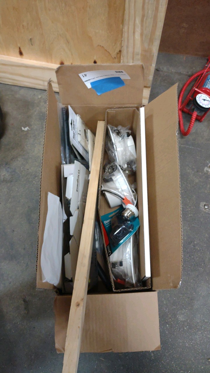 lot 41 image: miscellaneous electrical items