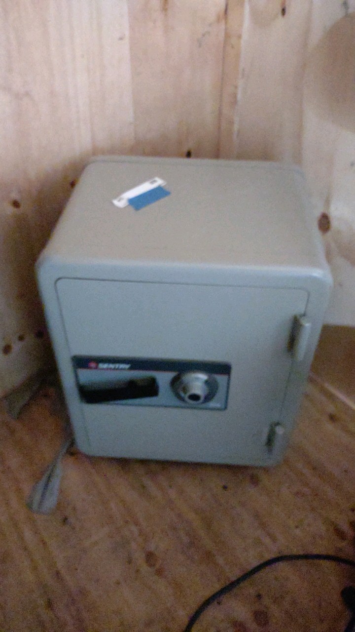 lot 54 image: sentry safe