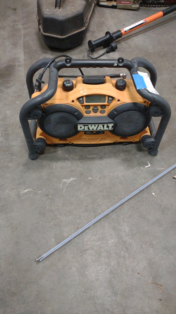 lot 62 image: DeWalt radio