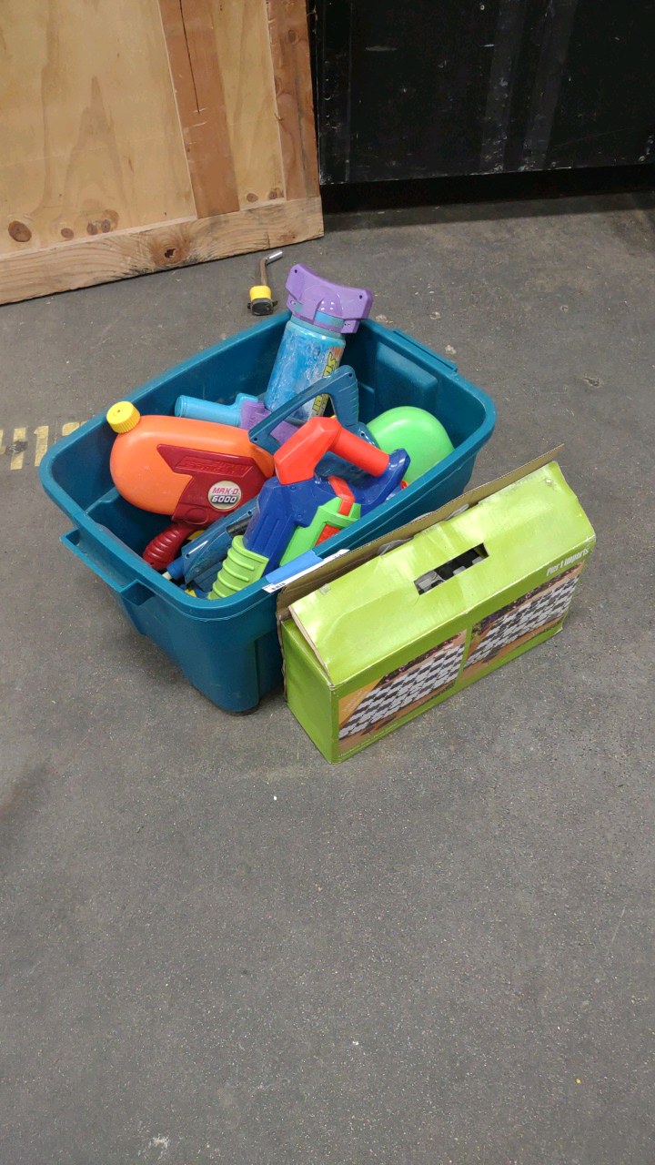 lot 72 image: squirt guns