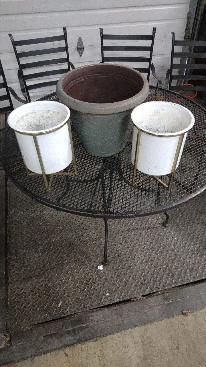 lot 85 image: flower pots