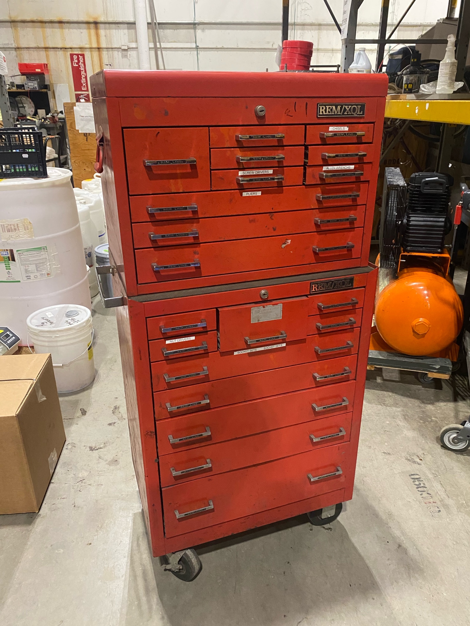 Red Tool Bench (604363)