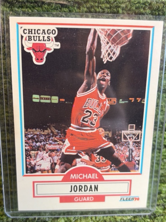 lot 137 image: 1990-91 Fleer #26 Michael Jordan Chicago Bulls
