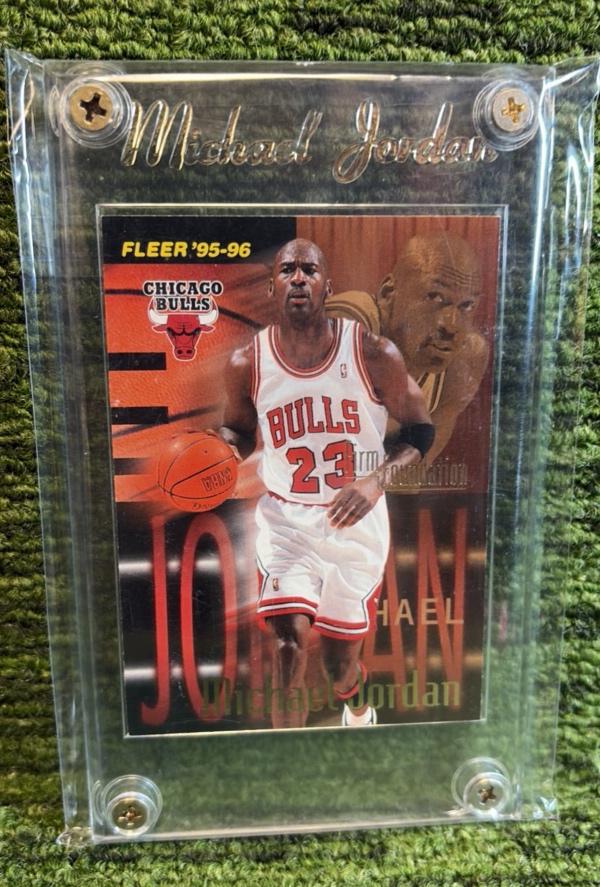 lot 159 image: MICHAEL JORDAN 1995-96 FLEER WITH Michael Jordan SCREW CASE CHICAGO BULLS