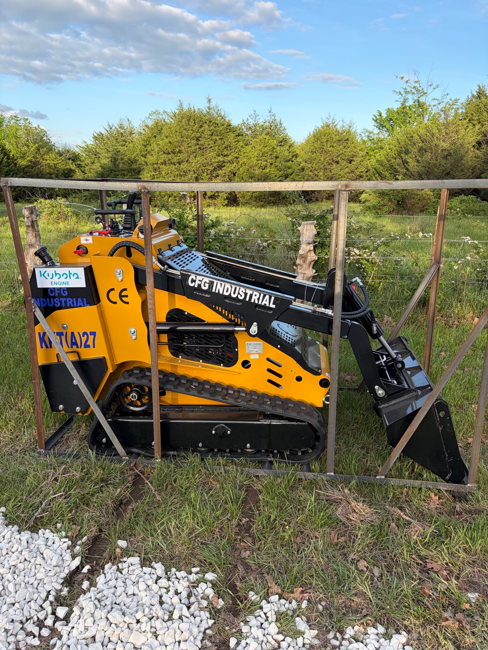 1.4 Ton, Kubota Diesel Engine 27HP Mini Skid Steer  KKT27