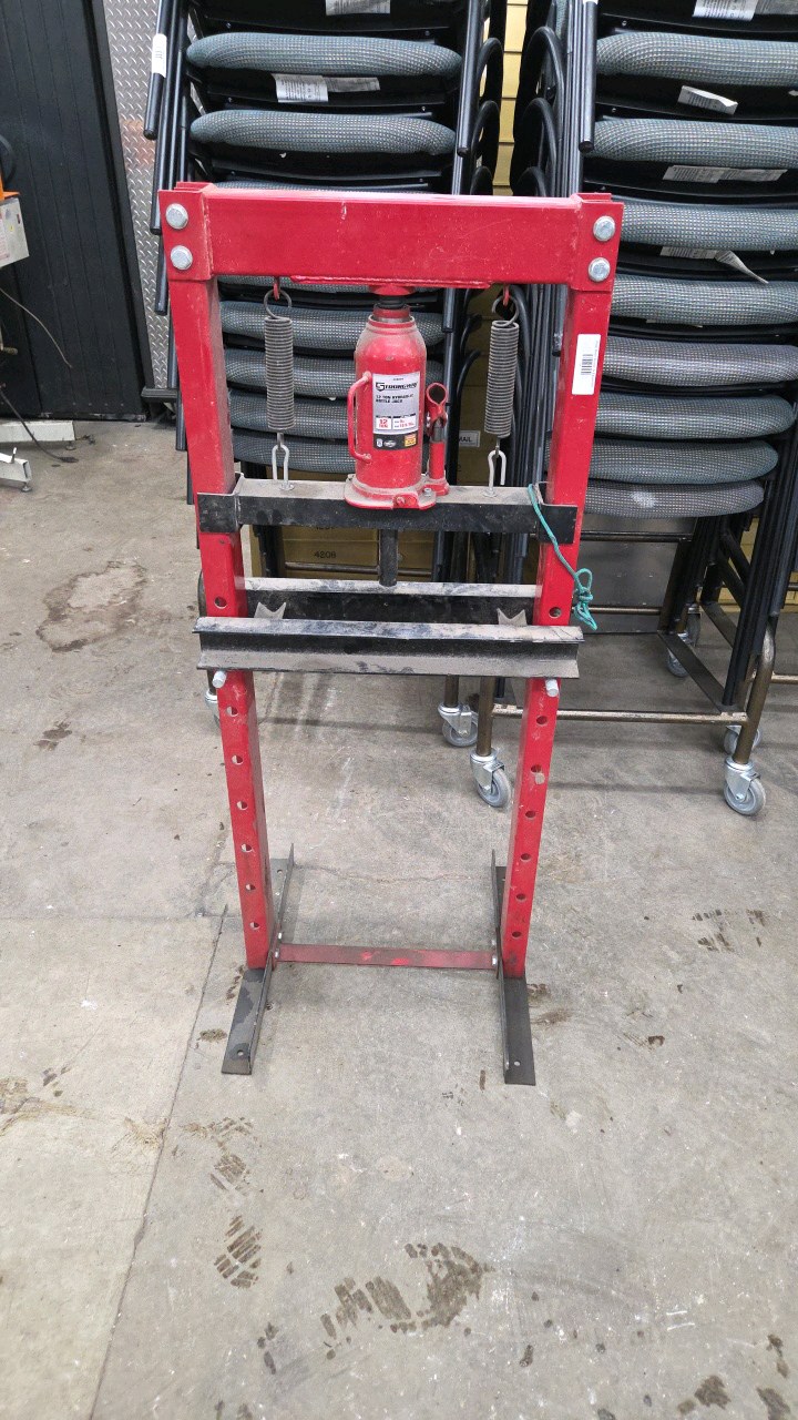 lot 15 image: strong way 12 ton press
