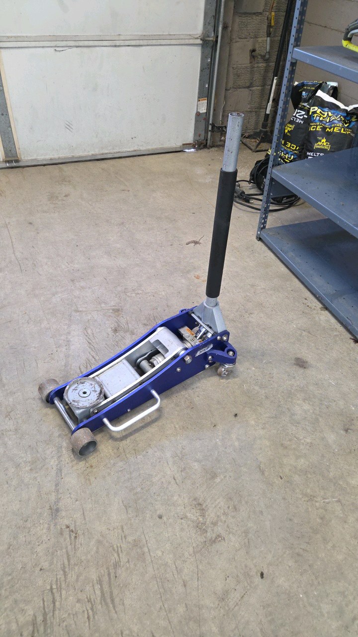 lot 17 image: floorjack