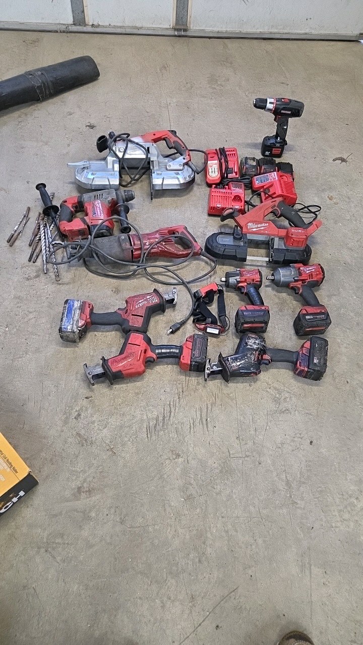 lot 19 image: Milwaukee Power tools
