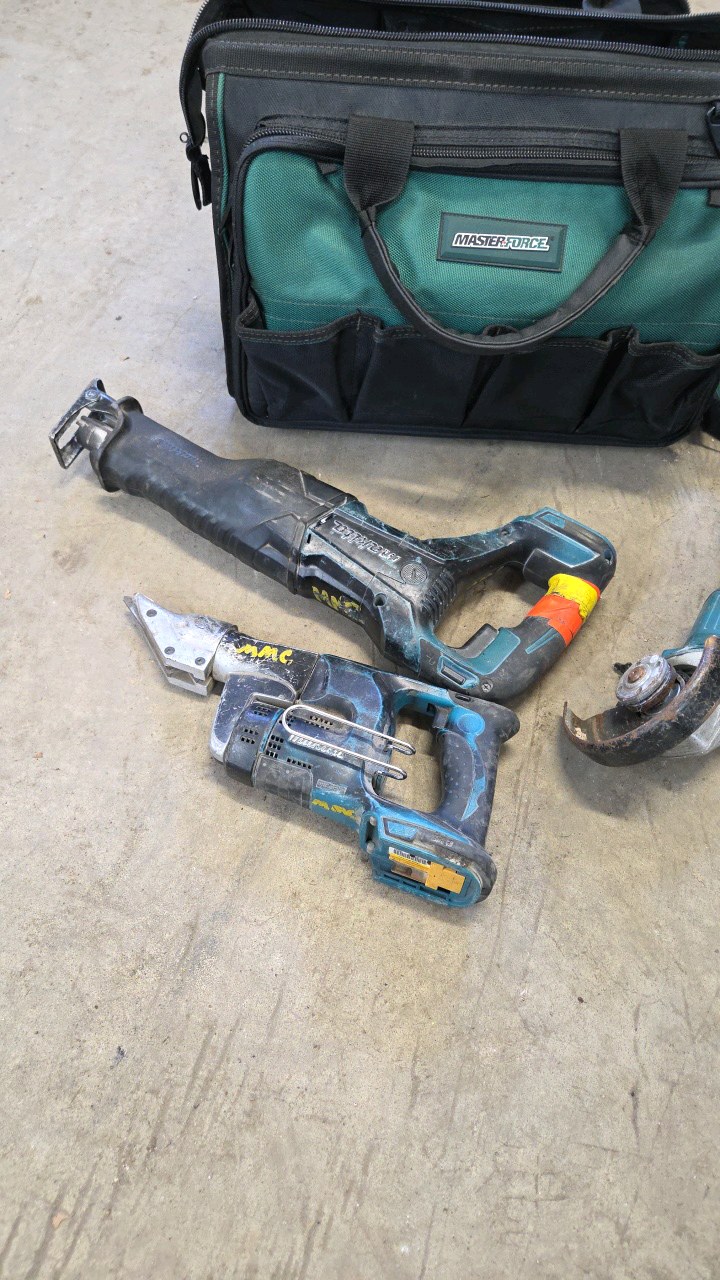 lot 20 image: makita tools and carry case