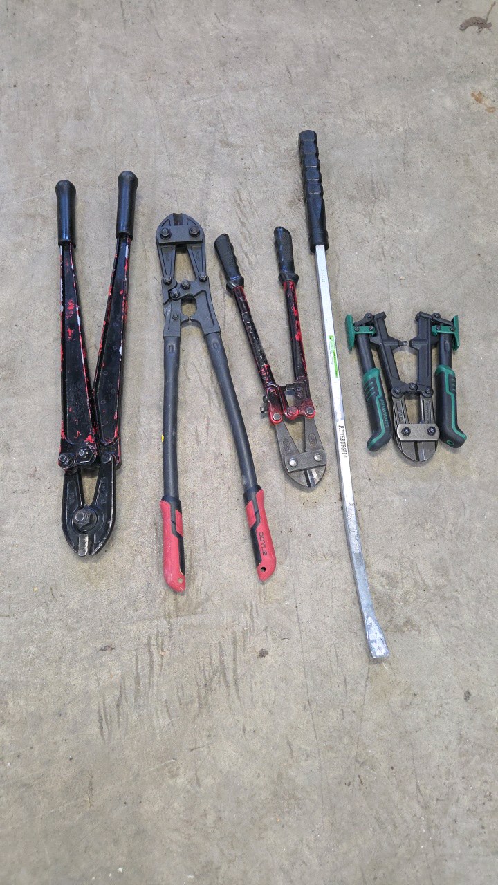 lot 25 image: bolt cutters, pry bar