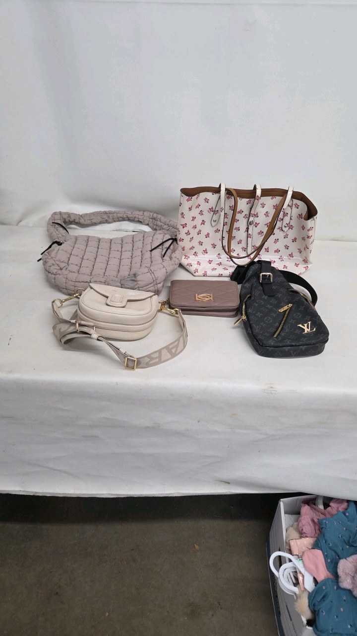 lot 40 image: handbagspurses