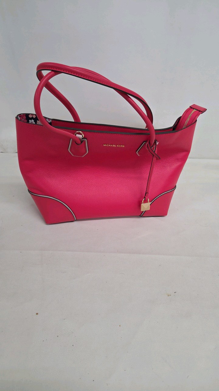 lot 45 image: Michael Kors Pink Handbag