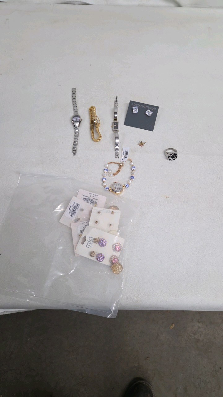 lot 52 image: misc Jewelry