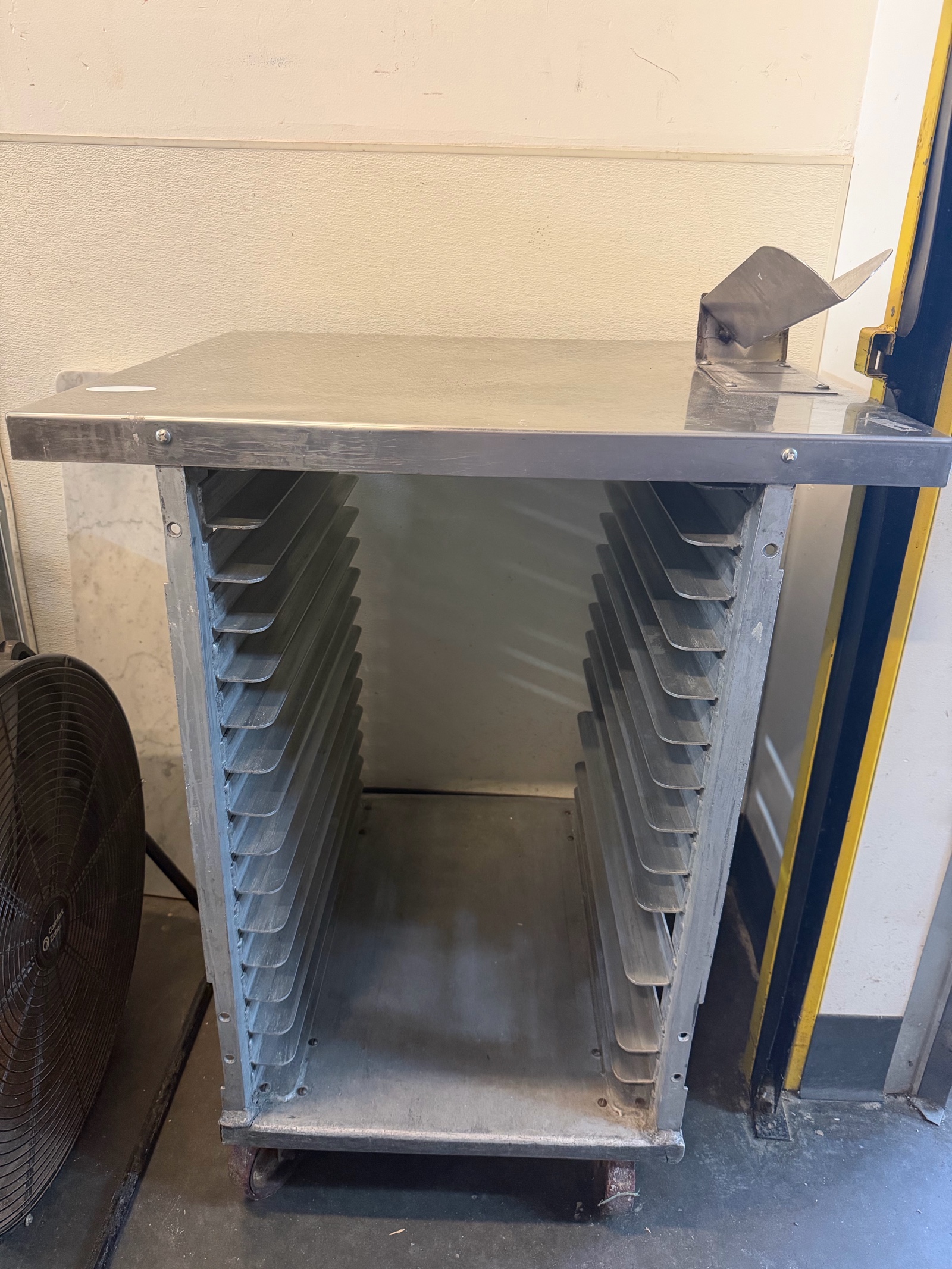 lot 116 image: cooling rack with bread sleeve