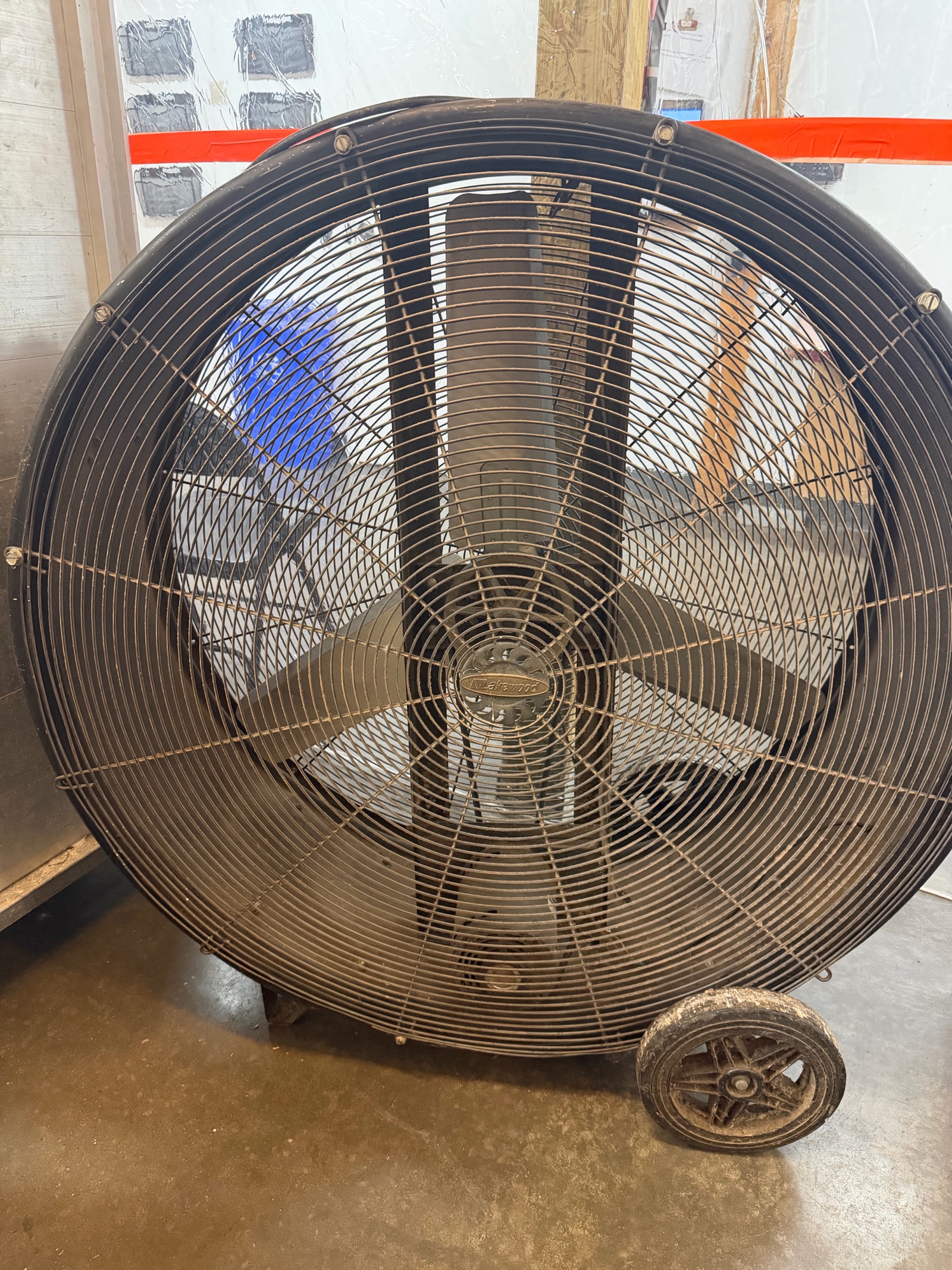 lot 124 image: industrial fan