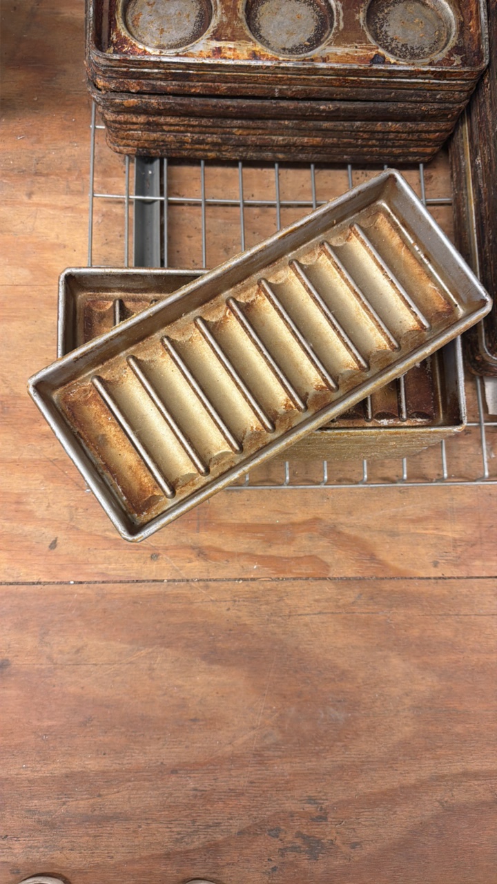 lot 147 image: hot dog bun pan