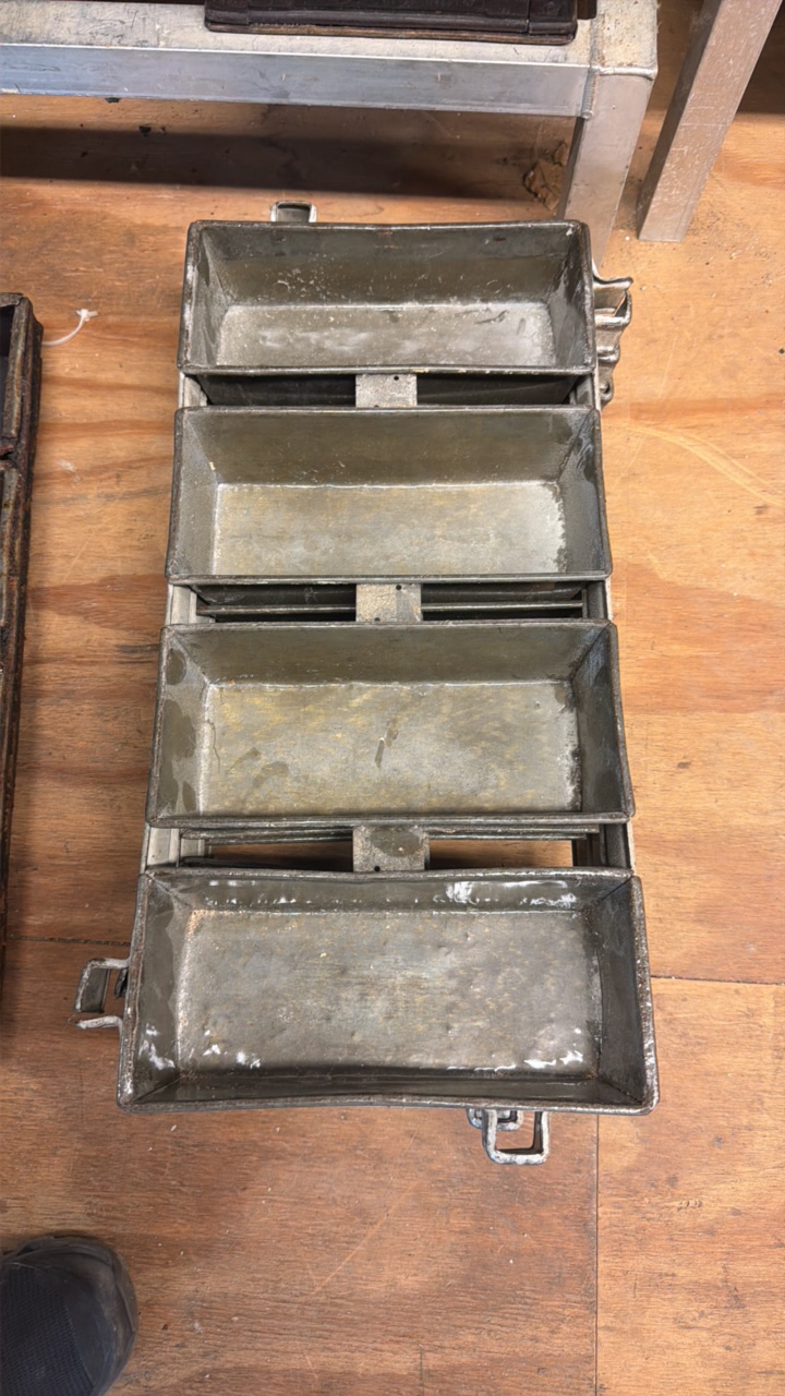 lot 153 image: bread pan 4 slot