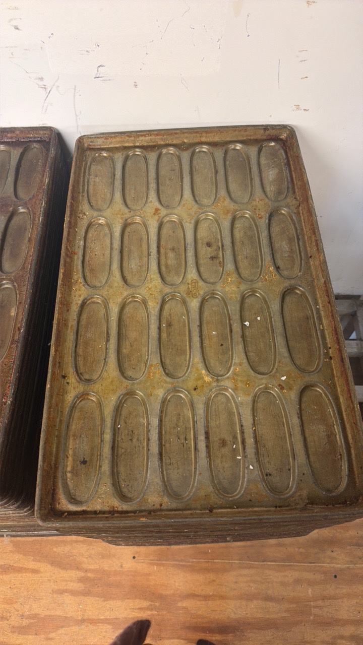 lot 162 image: 24 cup bakery tray